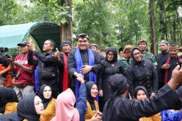 Ribuan Warga Padati Grebeg Gunungan Perdana di Goa Terawang Blora