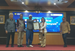 Pecahkan Rekor Nasional, 11.078 Mahasiswa Unesa Raih MURI Aksi Bedah Buku Terbanyak