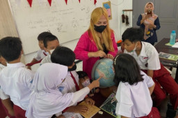 Menanam Cinta Lingkungan Sejak Dini, Dosen Unesa Hadirkan Edukasi Konservasi di SD Labschool