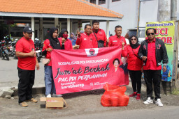 PAC PDIP Sambikerep Kembali Gelar Jum’at Berkah, Teguhkan Semangat Gotong Royong di Tengah Masyarakat