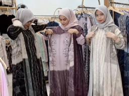 “Rompi Lepas, Rompi Lepas!” Video Ibu Penjual Ini Tentukan Tren Lebaran 2026