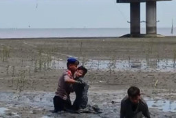 Libur Nataru di Kenjeran Nyaris Berujung Petaka, Dua Anak Dievakuasi dari Lumpur Pantai