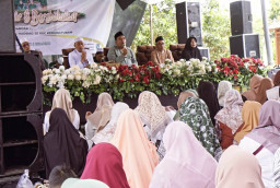 Bupati Blora Nyawiji Bersama Jamaah di Kedungtuban, dari Pengajian hingga Selfie Ibu-Ibu