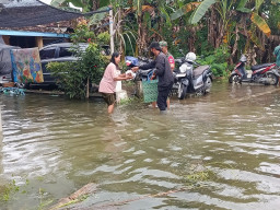 Ratusan Nasi Bungkus Disalurkan untuk Korban Banjir di Jakenan Pati