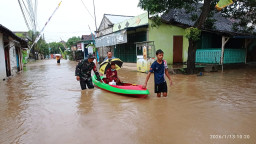 Saat Sungai Meluap, Negara Hadir: Babinsa Juwana Pati di Garda Depan Bantu Warga Jepuro Hadapi Banjir