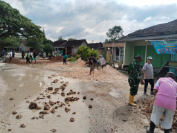 Jalan Rusak Blora Kembali Disorot, Warga Tempellemahbang Lakukan Perbaikan Darurat