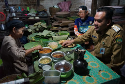 Nikmatnya Sarapan Pagi Sego Pecel Pawon Mbah Minah, Kuliner Legendaris Randublatung Blora