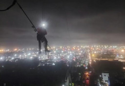 Hujan Dan Angin Puting Beliung Lumpuhkan Listrik, Aksi Heroik Petugas PLN Berjibaku di Tengah Badai
