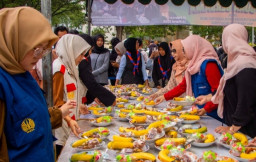Sambut Bulan Suci Ramadan 1447 H, Unesa Bagikan 2.000 Takjil Gratis Setiap Hari