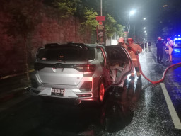 Mobil Terbakar di Kertajaya Indah Surabaya, Diduga Akibat Korsleting Listrik