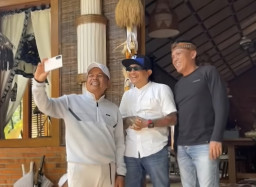 Usai Pengeroyokan oleh Oknum LSM, Kades Hoho Curhat ke Dedi Mulyadi, Netizen: “Gubernur Jateng di Mana?”