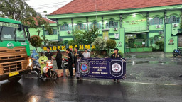 Diguyur Gerimis, Pendekar PSHW-TM Balongbendo Tetap Antusias Berbagi 500 Takjil
