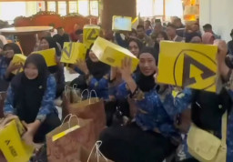 Jelang Lebaran, Bupati Tuban Halindra Bagi-bagi Sepatu: ASN Sumringah, Warganet Ikut Heboh