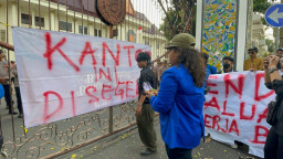 Demo Mahasiswa: Sesajen dan Dupa Menyala di Gerbang Pemkab Tuban