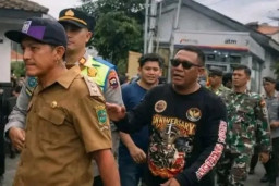 Aparat Lemot Amankan Demo Perangkat Desa Purwasaba Jadi Buntut Kades Hoho Alkaf Dikeroyok Massa