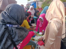 Serbuan Ketupat di Pesisir Kenjeran: Tradisi Syukur yang Terus Hidup