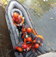 Diduga Terpeleset, Lansia Perempuan Ditemukan Tewas di Pintu Air