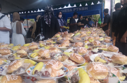 Unesa Tebar Kebahagiaan Ramadan: Bagikan 99 Ribu Porsi Takjil dan Libatkan UMKM