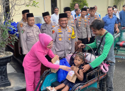 Seribu Paket Ramadan, Polres Tuban Hangatkan Hati Abang Becak dan Buruh