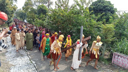 Jum’at Agung di Mojokerto Tampil Berbeda, Teatrikal Jalan Salib Sentuh Hati Warga
