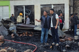 Bara di Subuh Hari, Asa Pedagang Pasar Baru Tuban Menyala Kembali