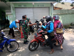 Makan Siang Berkah, Kodim 0830 Surabaya Bagikan Makanan dan Minuman Gratis