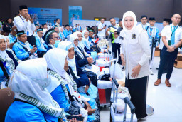 Gubernur Khofifah Lepas Kloter Pertama Jemaah Haji Embarkasi Surabaya