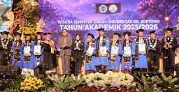Unitomo Surabaya Wisuda 972 Lulusan, Dorong Lulusan Terus Belajar