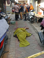 Diduga Dibunuh, Bapak Satu Anak Tewas di Jalanan Kampung