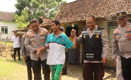 Polisi Mengetuk Pintu Harapan: Kisah Sriyono dan Uluran Tangan Kapolres Tuban