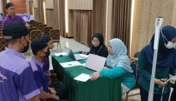 Petugas Katering Asrama Haji Surabaya Jalani Pemeriksaan Kesehatan