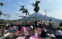 Yoga Outdoor with View di Trawas, Grand Whiz Hotel Suguhkan Sensasi Sehat yang Fun dan Kekinian