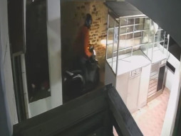 Rekaman CCTV Ungkap Detik-Detik Mahasiswi Dilindas Motor Pelaku di Jatinangor Sumedang