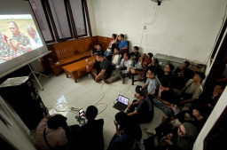 Nobar Film Pesta Babi di Balai Wartawan, Warga Tuban Berseru Papua Bukan Tanah Kosong