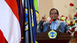 Hadiri Kuliah Umum Unitomo Surabaya, Mahfud MD Tegaskan Demokrasi Tanpa Hukum Bisa Liar