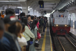 Cegah Kecelakaan di Area Peron, Pengguna Commuter Line Wajib Patuhi Aturan Keselamatan