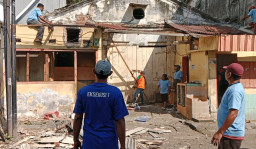 Berdiri di Tanah Milik Orang Lain, PN Surabaya Eksekusi Bangunan Warung Makan Empal Udang
