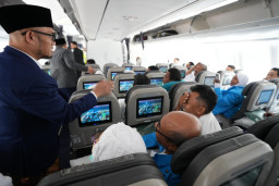 Wamenhaj Dahnil Sapa Jemaah Haji di Pesawat Jelang Keberangkatan ke Tanah Suci
