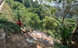 Jurang Gembolo Disesaki Sampah Liar, Keindahan Jalur Wisata Pacet–Trawas Tercoreng