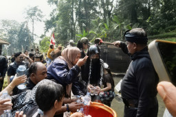 Tradisi Turun-Temurun di Jolotundo Tetap Eksis, Ratusan Warga Rayakan Ruwat Sumber Bulan Suro