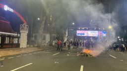 Demo #IndonesiaSekarat di Surabaya Ricuh, Massa Dikepung dan Ditangkap Aparat