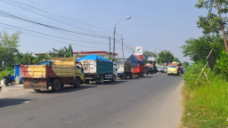 Pemkab Tuban Sebut Pasokan Solar Normal, Sopir Masih Antre Berjam-jam