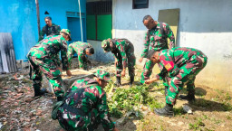Bhakti Karya TNI di Ngampon Jepon, Warga dan Aparat Gotong Royong Bersihkan Lingkungan Balai Desa