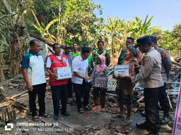 Rumah dan Tabungan Hasil Jual Sapi Hangus, Camat Jepon Blora Serahkan Santunan kepada Korban Kebakaran
