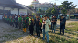 Tak Sekadar Ormas, Squad Nusantara Beraksi Nyata Ikut Bersihkan Sampah di Belakang SPBU Cepu Blora