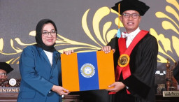 Istri Pengasuh Tebuireng Raih Gelar Doktor Unair, Angkat Qonun Asasi NU sebagai Landasan Pendidikan