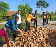 Sempat Ada Pengendara Kecelakaan, Jalan Aspal Berlubang Batas Pasar Sonogede - Geneng Jepon Akhirnya Digrosok