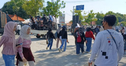 Di Hadapan Polisi, Ratusan Massa Pendemo Dukung MBG di Tuban Diduga Tabrak Aturan Lalu Lintas