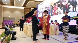 Wisuda 456 Lulusan, UMSURA Komitmen Tingkatkan Penelitan dan Pengabdian Masyarakat