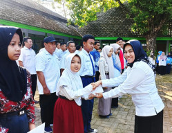 11 Putra-Putri Karyawan Berprestasi Terima Beasiswa dari Perhutani KPH Cepu